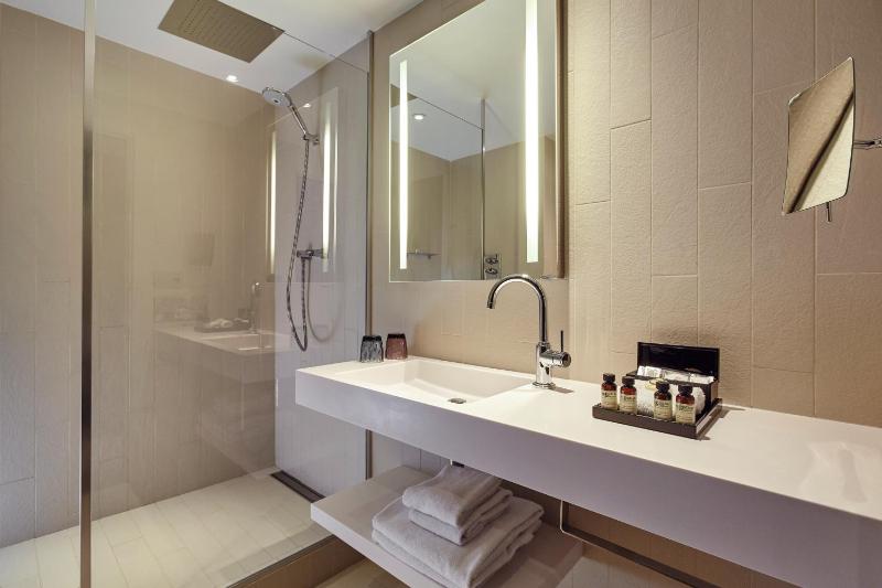 Deluxe Twin Room with View image 4