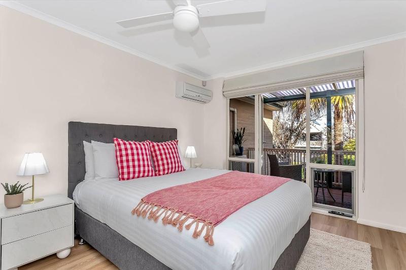 Urban Nest - Peaceful Parkside Retreat in the CBD - image 7