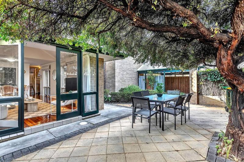 Urban Nest - Peaceful Parkside Retreat in the CBD - image 6