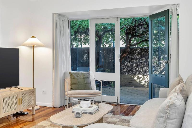 Urban Nest - Peaceful Parkside Retreat in the CBD - image 10