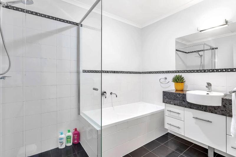 Urban Nest - Peaceful Parkside Retreat in the CBD - image 16