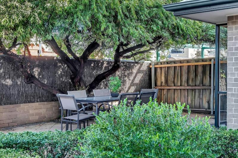 Urban Nest - Peaceful Parkside Retreat in the CBD - image 5