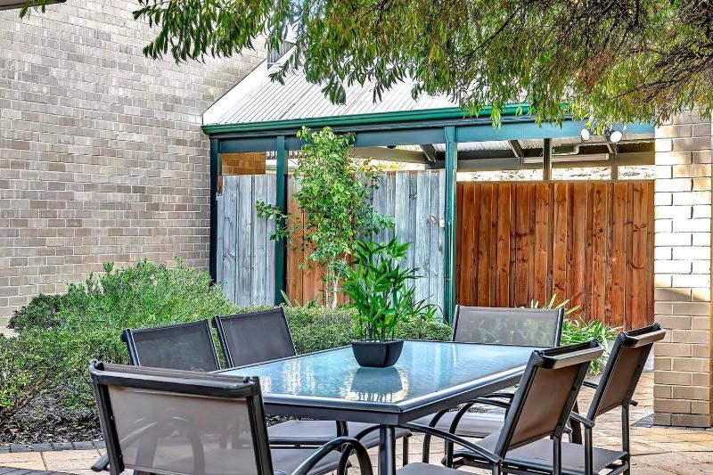 Urban Nest - Peaceful Parkside Retreat in the CBD - image 2