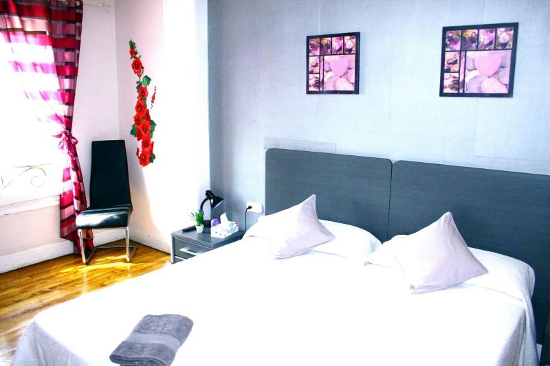 Twin Room with Sea View and Shared Bathroom image 3