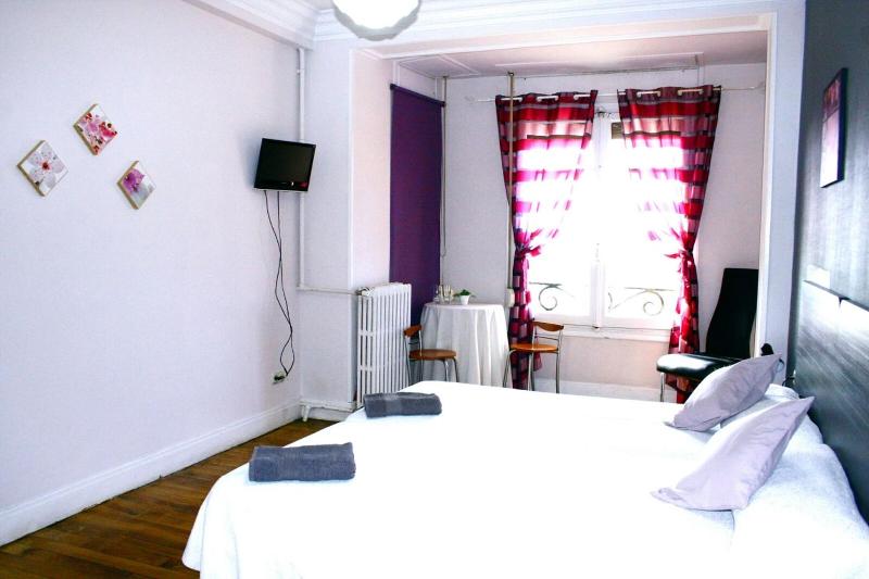 Twin Room with Sea View and Shared Bathroom image 4