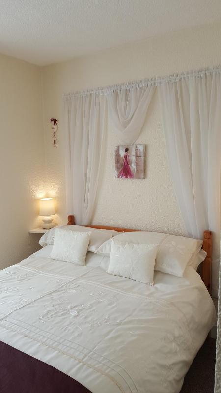 Double Room with Bay Window image 4