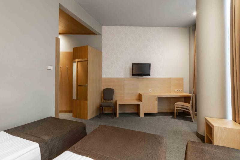 Standard Triple Room image 4