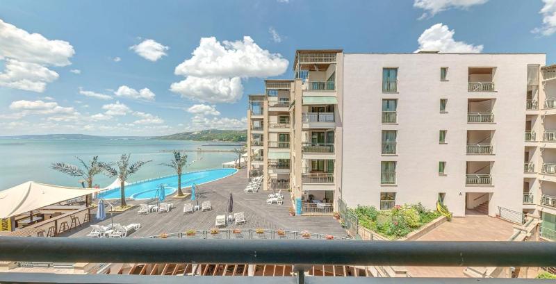 One-Bedroom Apartment with Sea View image 3