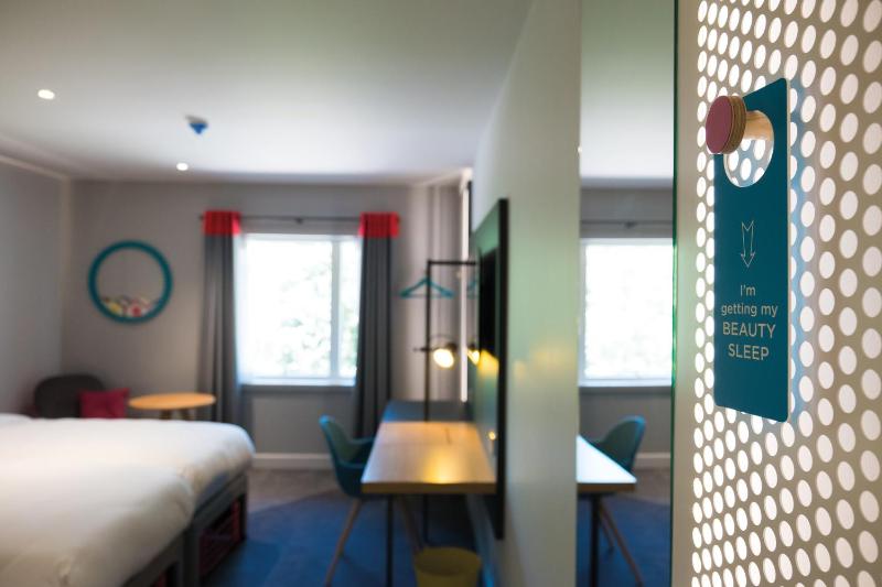 Standard Twin Room image 4