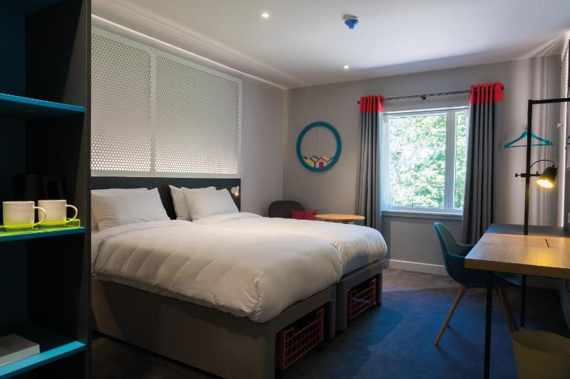 Standard Twin Room image 1