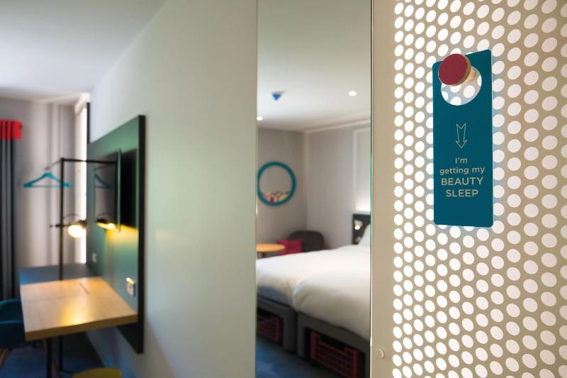 Standard Twin Room image 3