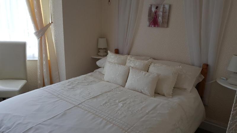 Double Room with Bay Window image 3