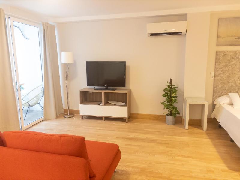 Studio (1-4 Adults) image 2