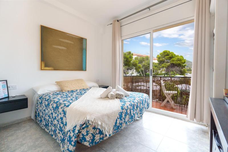 Double Room with Balcony image 3