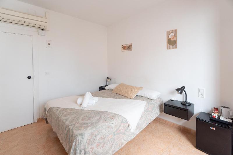 Double Room with Balcony image 4