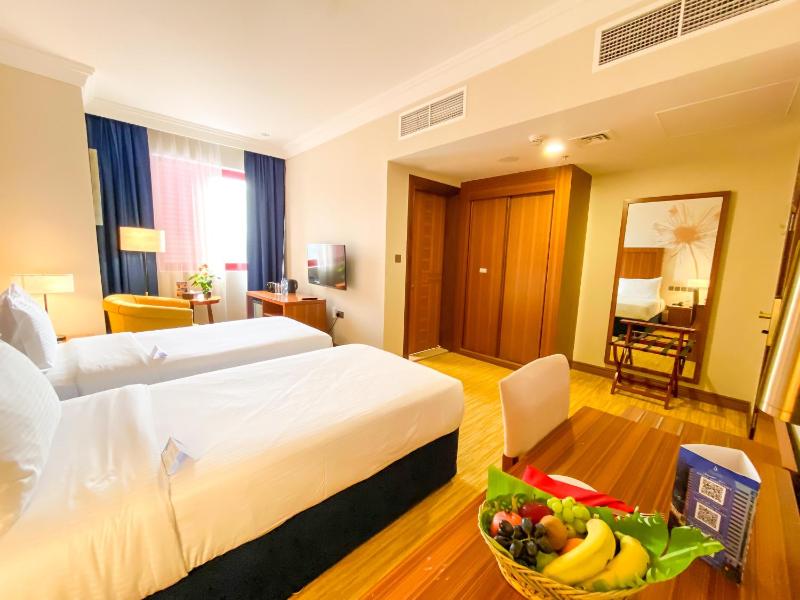 Premium Twin Room image 4