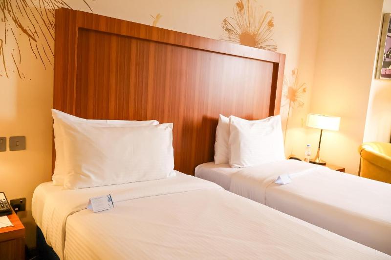 Premium Twin Room image 3