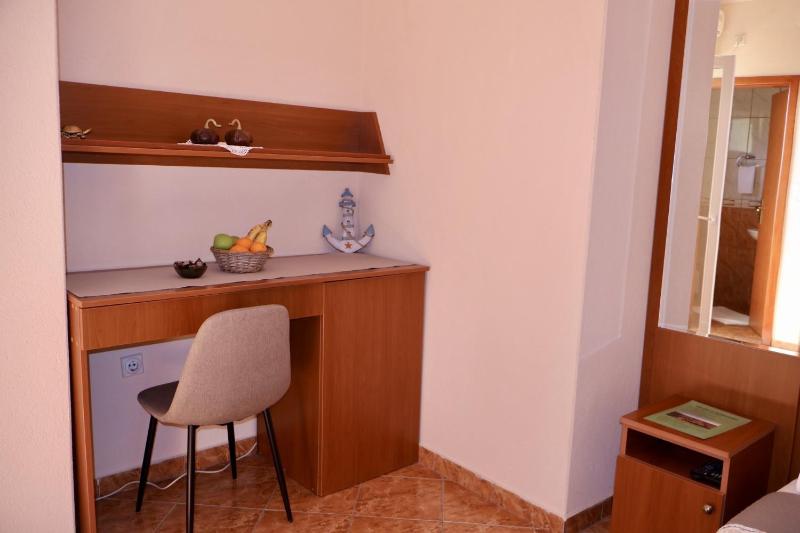 Double Room with Balcony and Sea View  image 4