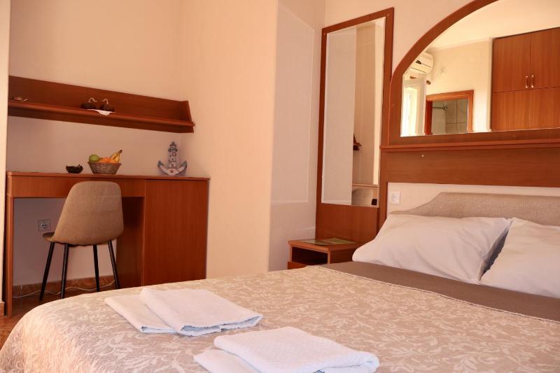 Double Room with Balcony and Sea View  image 2