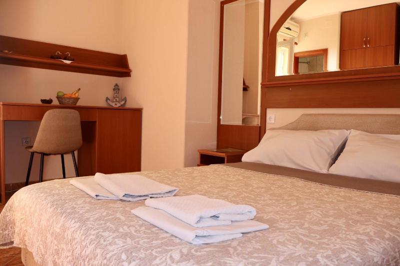 Double Room with Balcony and Sea View  image 3