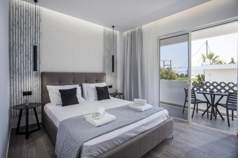 Deluxe Double Room with Balcony image 1