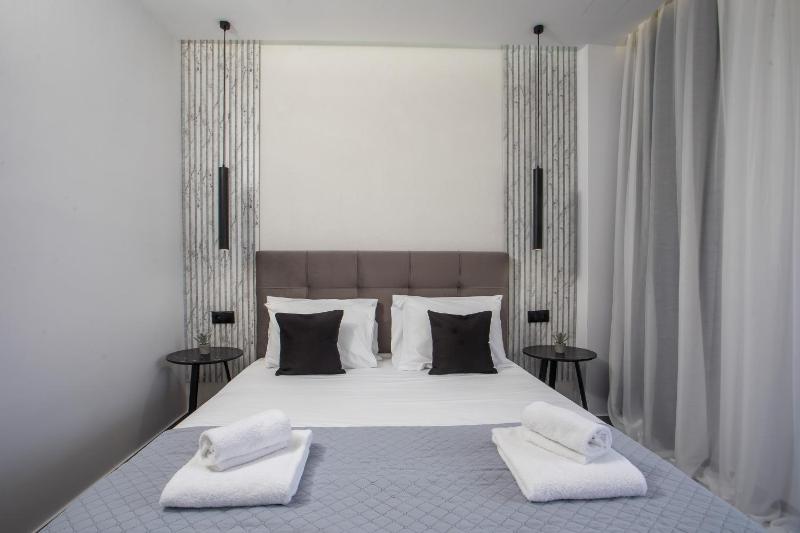 Deluxe Double Room with Balcony image 2