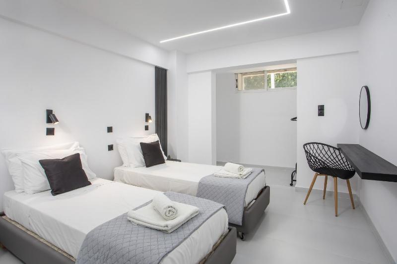 Large Twin Room image 1