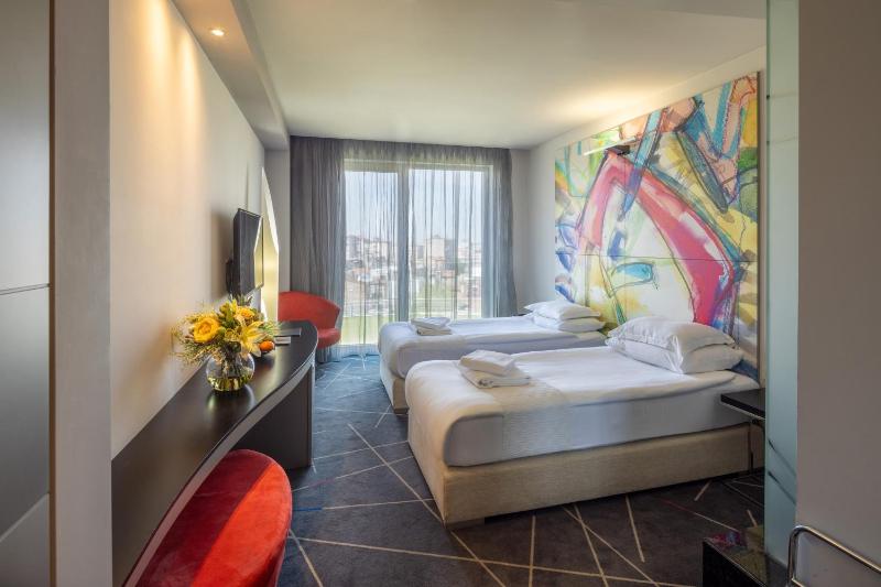Standard Twin Room image 1