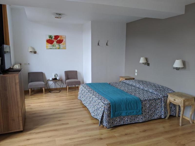 Double Room with Balcony image 2