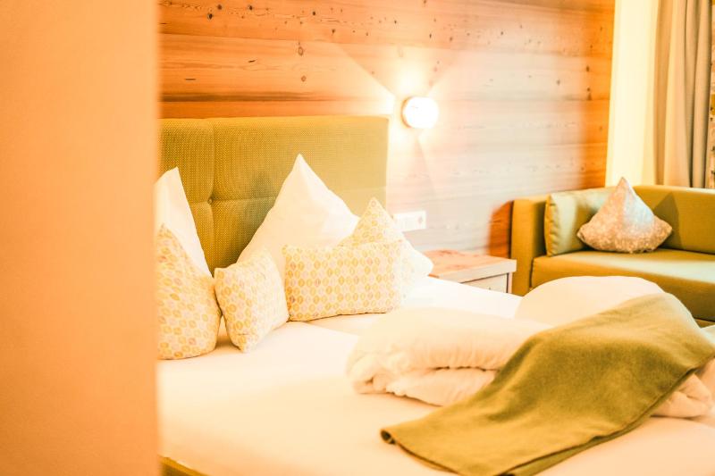 Superior Double Room with Balcony image 4