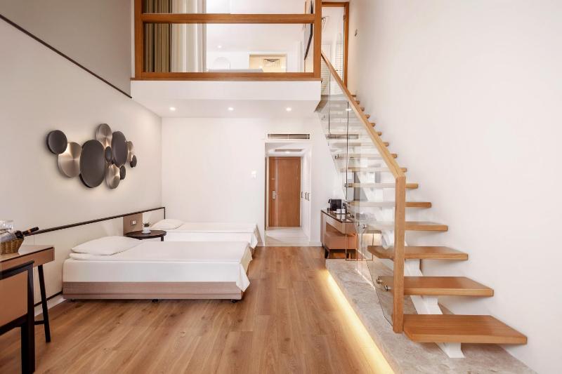 Deluxe Family Room image 3