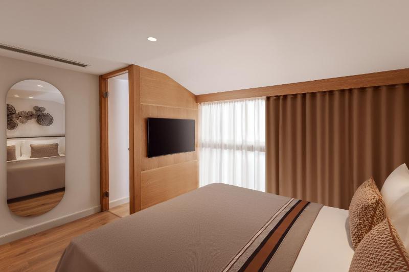 Deluxe Family Room image 2
