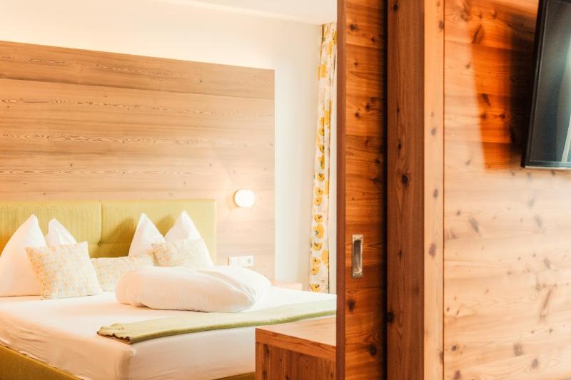 Junior Suite with Balcony image 4