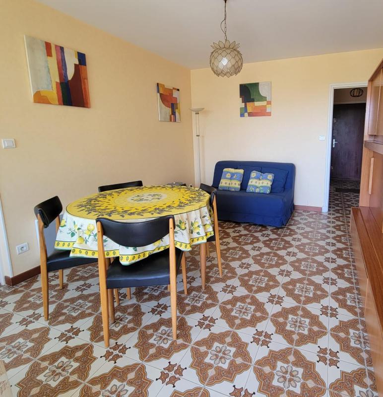 Bright seafront apartment - image 11