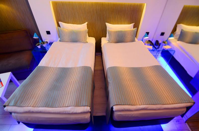 Standard Twin Room image 2