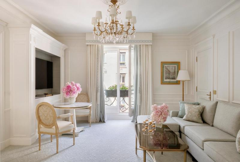 Four Seasons King Suite image 3