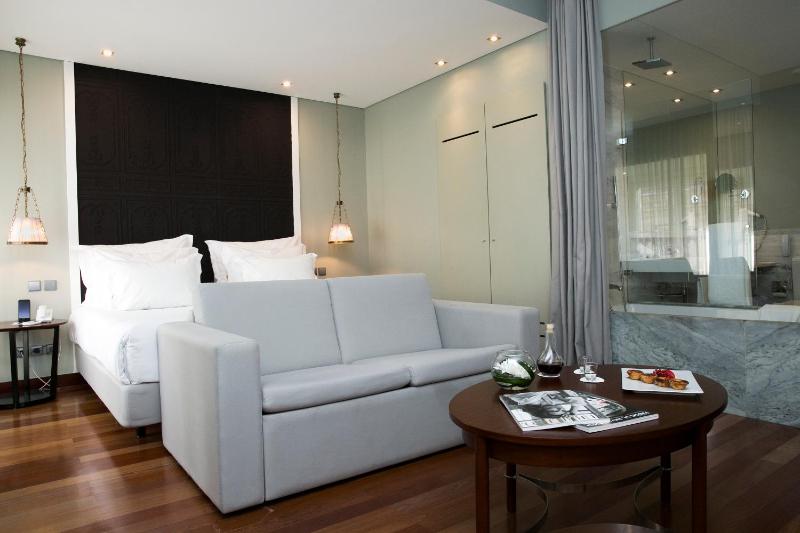 Deluxe Room with King Size Bed  (2 Adults + 1 Child) image 1