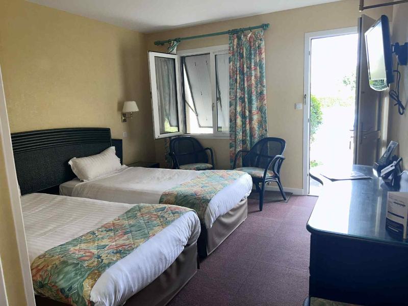 Twin Room with Pool View image 1