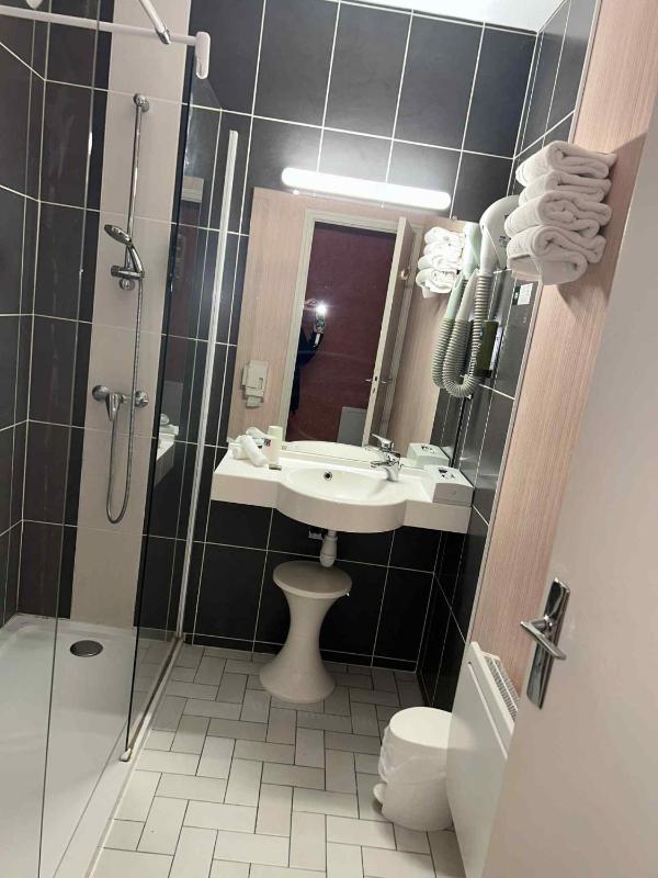 Twin Room with Pool View image 2