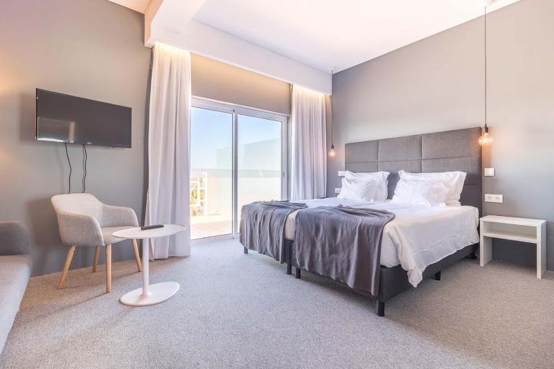 Standard Twin Room image 4