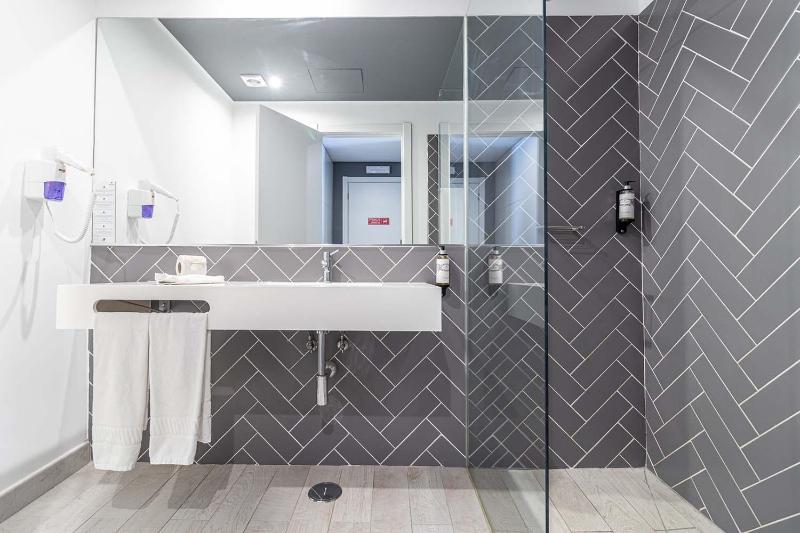 Standard Twin Room image 3