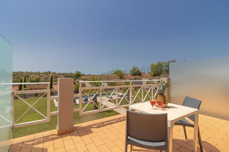 Deluxe Room with Balcony and Pool View image 2