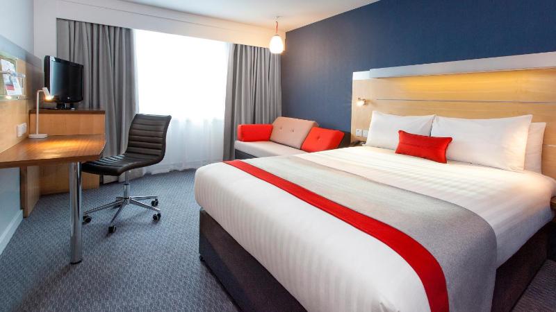 Standard Double Room with Single Sofa Bed and Free Hot Breakfast image 2