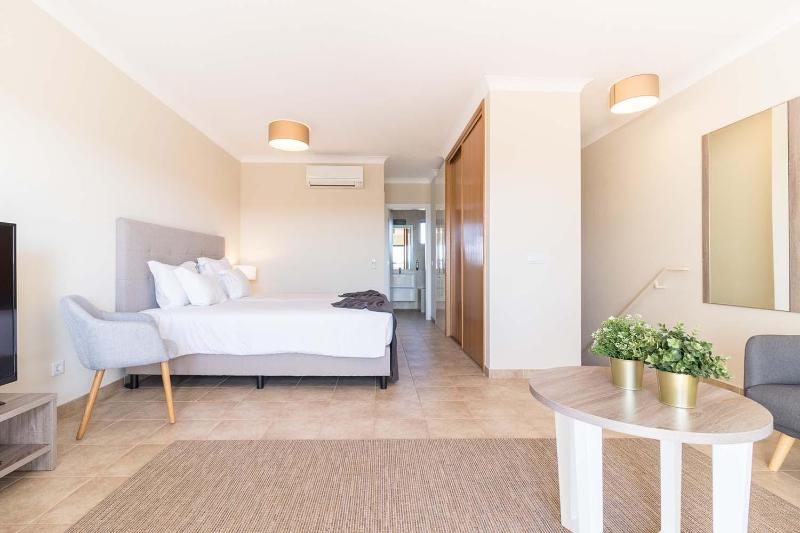 Studio Apartment image 4