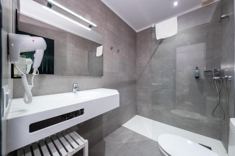 One-Bedroom Apartment image 3