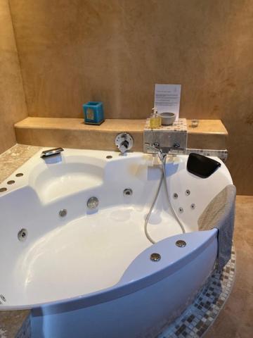 Suite with Spa Bath image 3