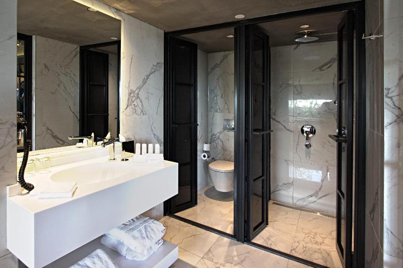 Jacuzzi Suite image 4