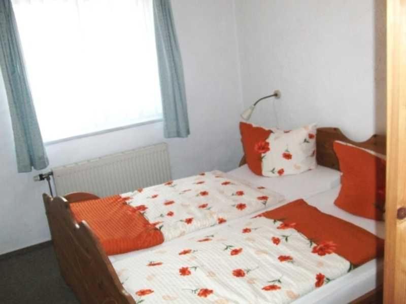 One-Bedroom Apartment with Shower image 4