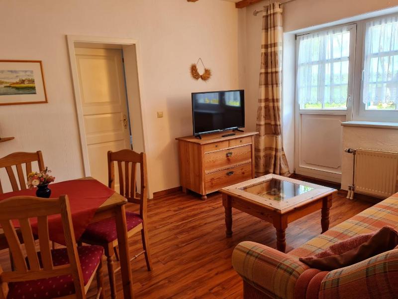 One-Bedroom Apartment with Shower image 2
