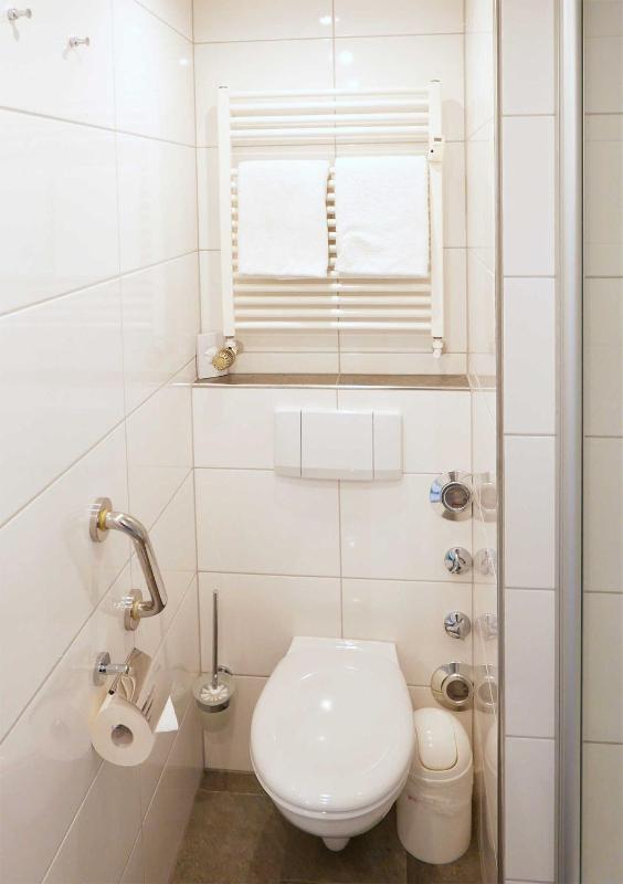Apartment with Shower image 2